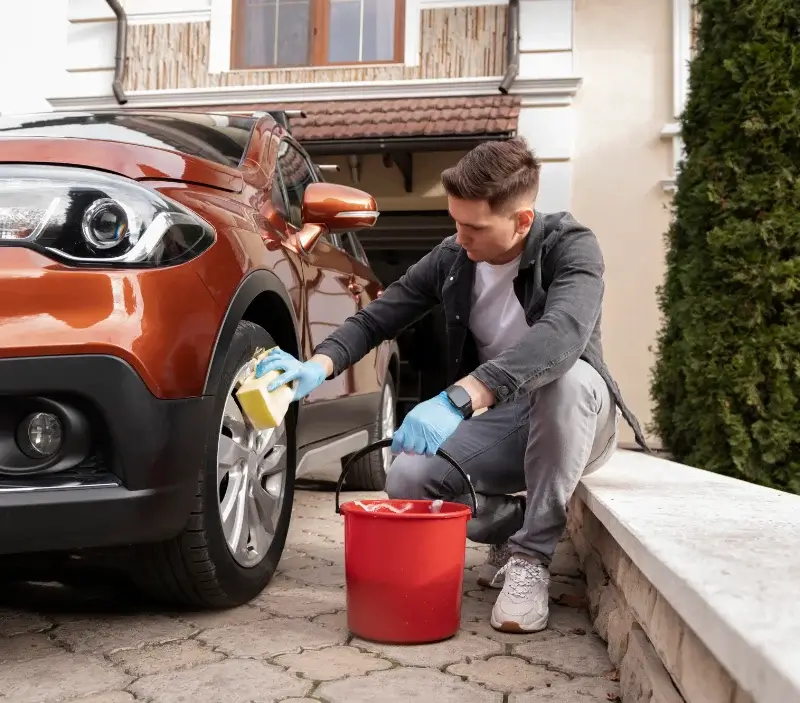Lavage auto à domicile Saint-Pierre-de-Chignac : professionnel intervenant sur un véhicule